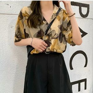 West key‎ women’s size medium, 3/4 balloons, sleeve, V-neck blouse